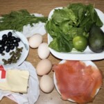 omlet ze szpinakiem i łososiem wędzonym