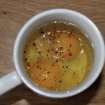 jajka rozbełtane w kubku