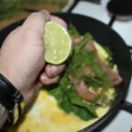 omlet ze szpinakiem i łososiem wędzonym