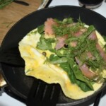 omlet ze szpinakiem i łososiem wędzonym