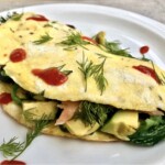 omlet ze szpinakiem i łososiem wędzonym