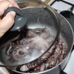 ośmiornica w dużym garnku przygotowana do gotowania