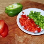 papryka zielona i papryka czerwona pokrojone w drobną kostkę