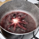 w dużym garnku znajduje się ugotowana ośmiornica w soku własnym