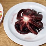na dużym talerzu stygnę ugotowana ośmiornica