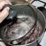 w garnku gotuje się ośmiornica