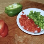 pokrojona w drobną kostkę zielona i czerwona papryka