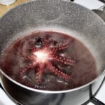 ośmiornica gotuje się w garnku