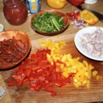 pokrojona w drobną kotkę kolorowa papryka oraz inne warzywa do paelli