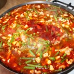 paella valenciana w trakcie przygotowania