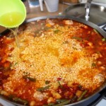 paella valenciana w trakcie przygotowania