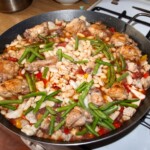 paella valenciana w trakcie przygotowania