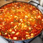 paella valenciana w trakcie przygotowania