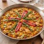 paella valenciana w tradycyjnej patelni