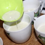 panna cotta w trakcie przygotowania