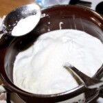 w garnku gotuje się śmietana na panna cotta