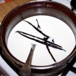 w garnku gotuje się śmietana z wanilią na panna cotta