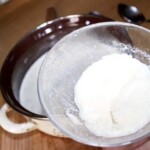 w garnku gotuje się śmietana na panna cotta