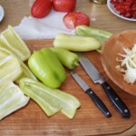 krojenie kolorowej papryki na kosteczki