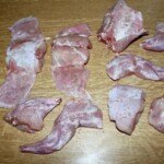 kawałki królika na blacie kuchennym
