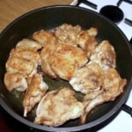 na patelni smażą się kawałki królika