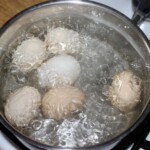 w garnku gotują się jajka