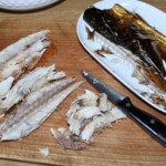 świeża makrela obierana ze skóry