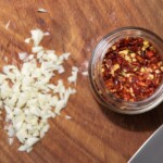 suszone płatki chilli w słoiku oraz drobno siekany czosnek