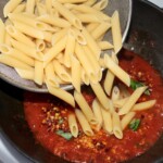penne arrabiata w trakcie przygotowania