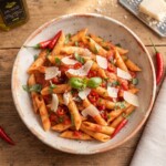 penne arrabiata podane na talerzu