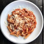penne arrabiata podane na talerzu