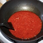 na patelni gotuje się sos pomidorowy