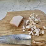 słonina wędzona na desce kuchennej