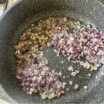 na patelni smaży się drobno posiekaną czerwona cebula