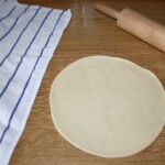 piadina romagnola rozwałkowana na blacie kuchennym