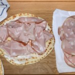 piadina romagnola z nałożona mortadelą w plastrach