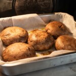 kapelusze pieczarek portobello pieką się w piekarniku