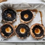 kapelusze pieczarek portobello pieką się w piekarniku
