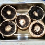 kapelusze pieczarek w naczyniu do zapiekania