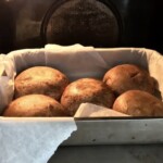 kapelusze pieczarek w naczyniu do zapiekania