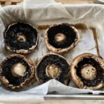 kapelusze pieczarek w naczyniu do zapiekania