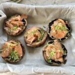 Pieczarki pieczone z łososiem wędzonym i serem