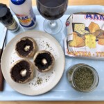 pieczarki z grilla z serem i oregano składniki na stole