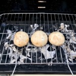 trzy główki pieczarkę na grillu