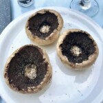 trzy kapelusze pieczarek na talerzu