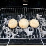 trzy kapelusze pieczarek na grillu