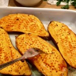 upieczone bataty przekrojone wzdłużna połowę