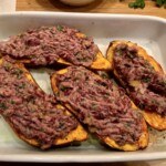 Pieczone bataty z tuńczykiem fasolą i serem