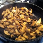 na patelni smażą się krojone pieczarki