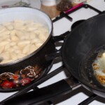 pierogi leniwe gotują się w wodzie w dużym garnku